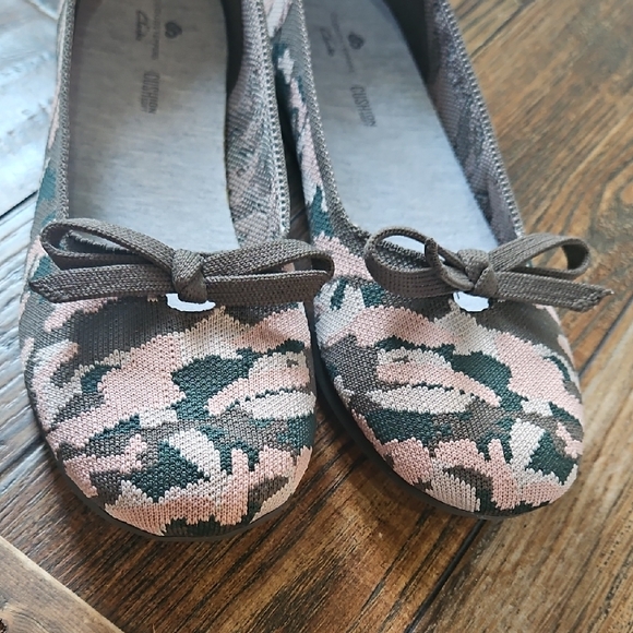 New Cloudsteppers by Clarks. Pink,Olive,White Camo Patterned Flats W/ Bow (Sz.8) - Picture 3 of 14